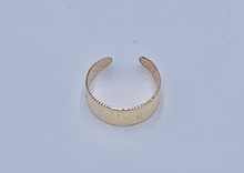 Load image into Gallery viewer, Gold Tone Engraved design Toe Ring