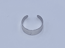 Load image into Gallery viewer, Gold Tone Engraved design Toe Ring